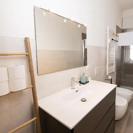 Isola North 52 شقة